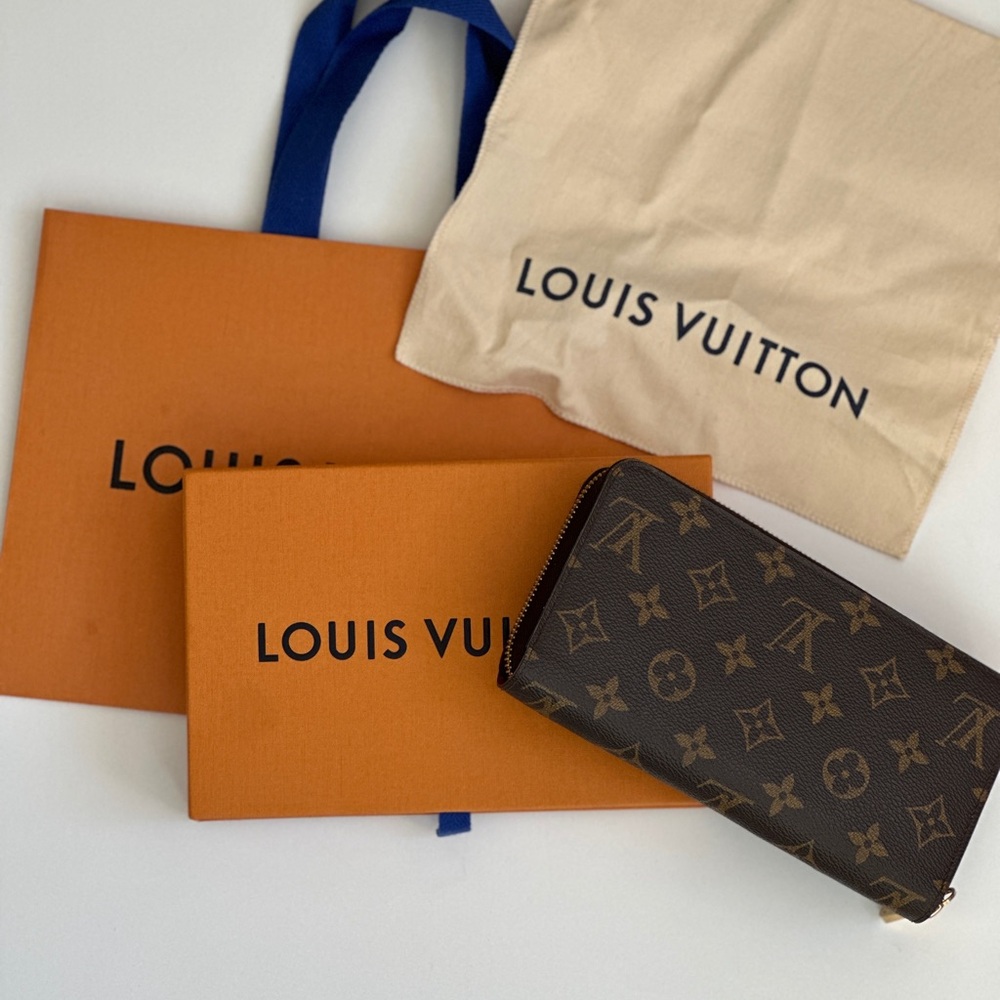 Louis Vuitton Poppy Zippy Wallet classic and secure